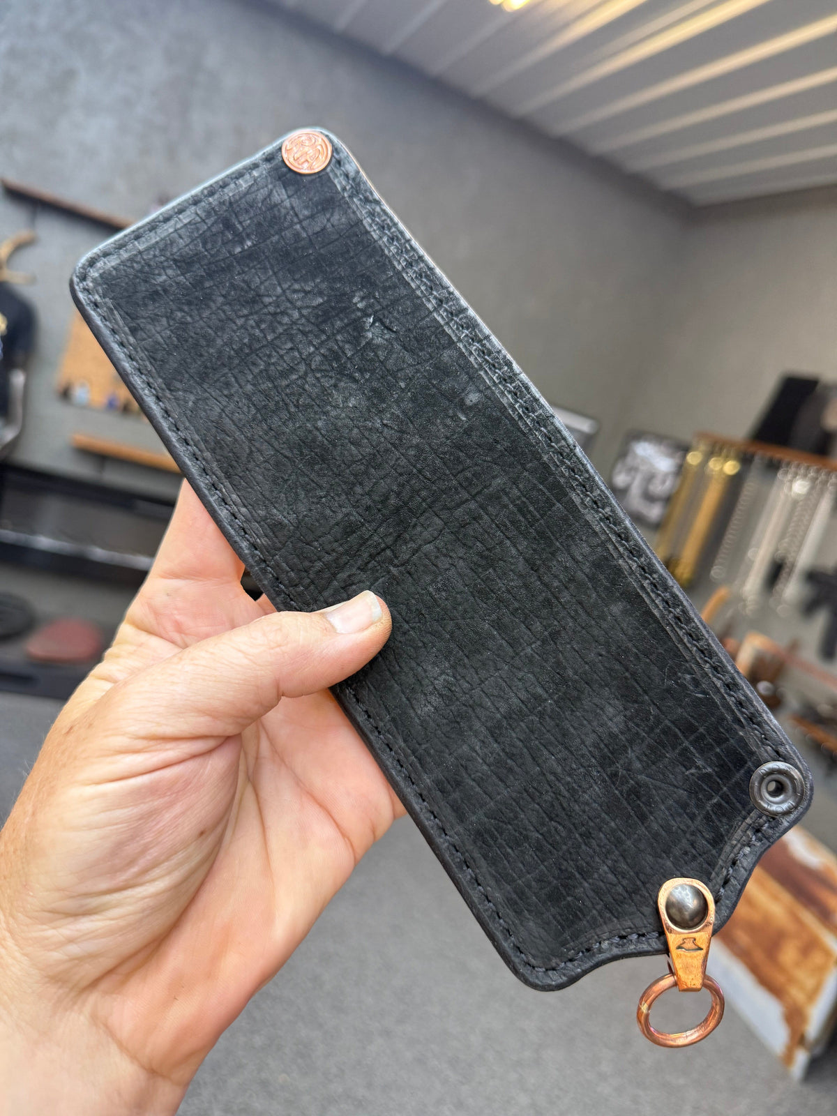 Anvil 5G Bifold Leather Chain Wallet - Black Hippo