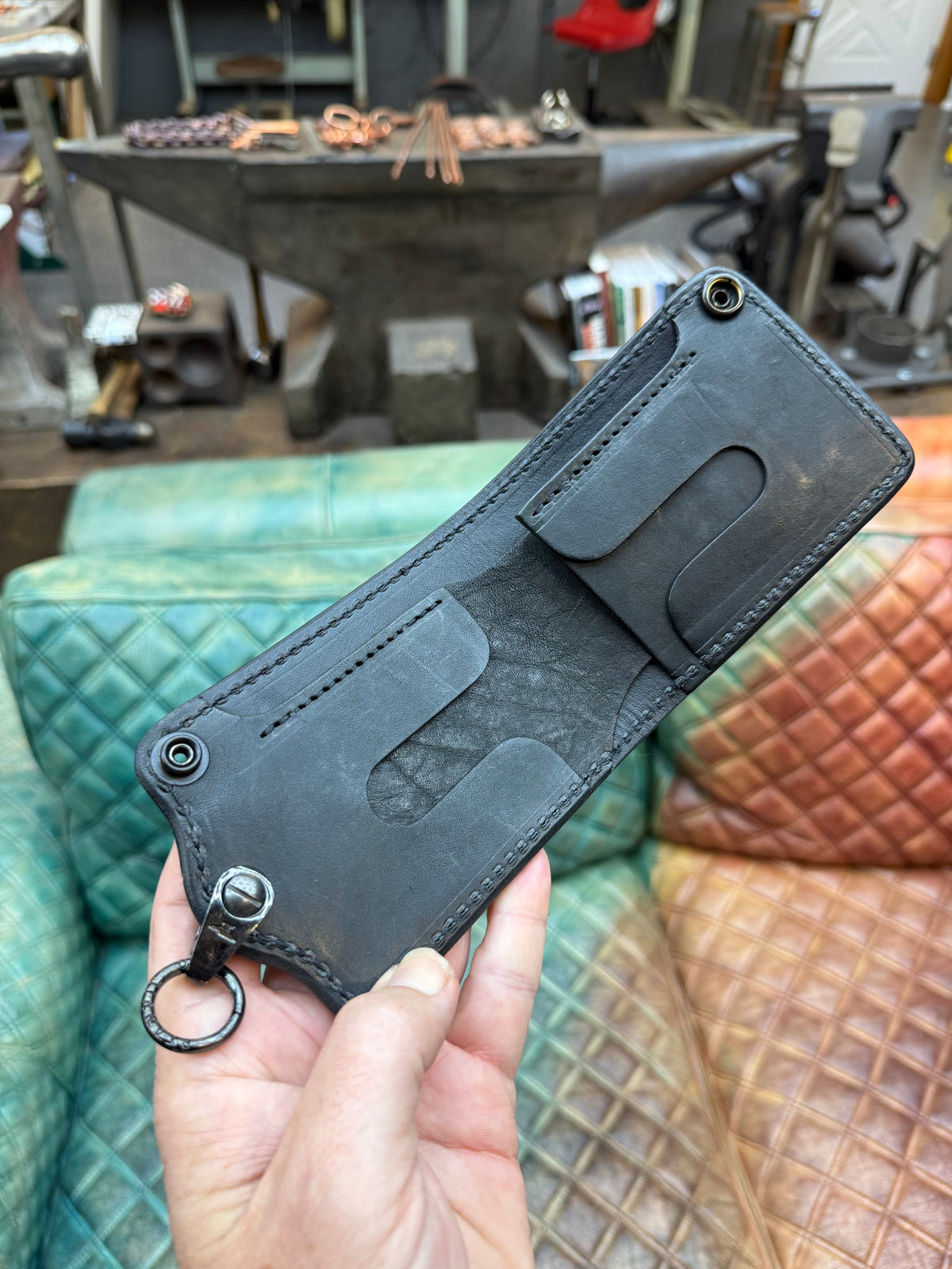 Anvil 5G Bifold Leather Chain Wallet - Black Hippo